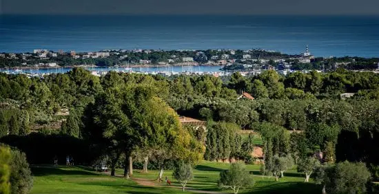 7 nuits avec petit-déjeuner à l'hôtel Aumallia Hotel & Spa, y compris 3 green fees par personne (Vall D'or Golf, Pula Golf Club et Golf Club Son Servera).