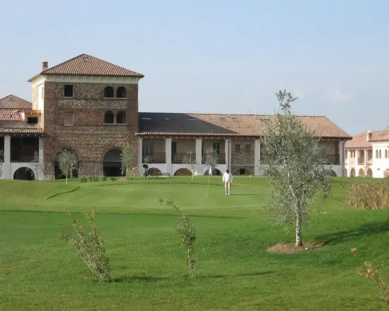 3 notti con prima colazione al Chervò Golf Hotel Spa & Resort San Vigilio, 1 Green Fee a persona (Chervò Golf San Vigilio) e una cena in un ristorante del nostro programma culinario.