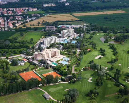 7 notti con prima colazione al Majestic Radisson Blu Resort Terme di Galzignano e 3 green fee a persona (Terme di Galzignano Golf Club, Padova Golf Club e Montecchia GC)