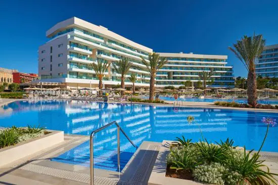 5 noches en Hipotels Gran Playa de Palma con desayuno incluido, 3 GF (GC Son Vida, Son Antem Este y Oeste) y coche de alquiler