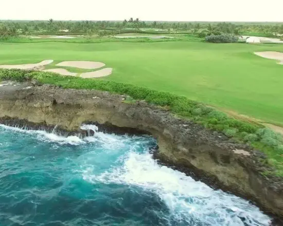 10 notti con prima colazione al Four Points, inclusi 4 green fee a persona (Corales Golf Course, La Cana Golf Club, Iberostar Bávaro Golf Club & Punta Espada Golf Club)