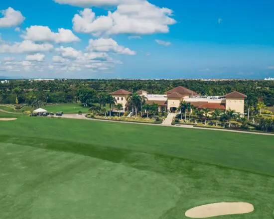 10 notti con prima colazione al Four Points, inclusi 4 green fee a persona (Corales Golf Course, La Cana Golf Club, Iberostar Bávaro Golf Club & Punta Espada Golf Club)