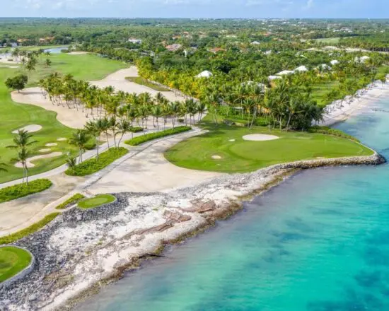 10 notti con prima colazione al Four Points, inclusi 4 green fee a persona (Corales Golf Course, La Cana Golf Club, Iberostar Bávaro Golf Club & Punta Espada Golf Club)