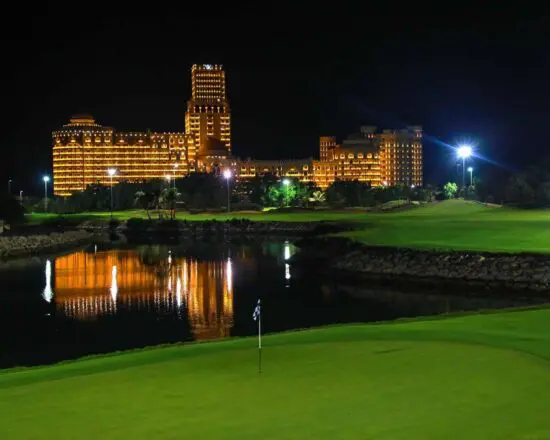 6 Übernachtungen mit Frühstück in der Al Hamra Residence 3 Green Fees pro Person im Al Hamra Golf Club (x2) und Al Zorah GC