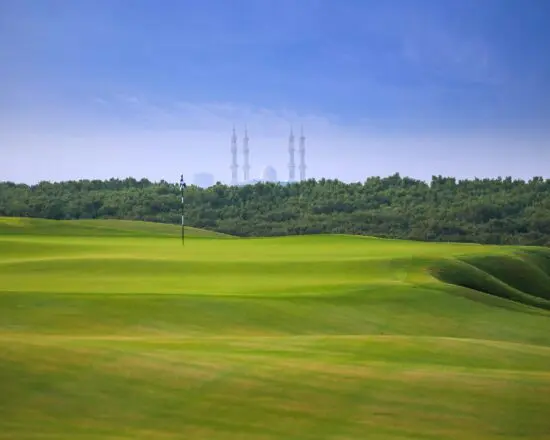 6 Übernachtungen mit Frühstück in der Al Hamra Residence 3 Green Fees pro Person im Al Hamra Golf Club (x2) und Al Zorah GC