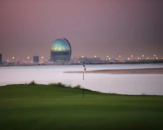 7 Übernachtungen mit Frühstück im Westin Abu Dhabi Golf Resort & Spa inkl. 3 Green Fees pro Person (1x Yas Links & 2x Abu Dhabi Golf Club)