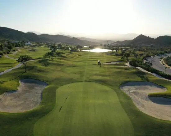 7 Übernachtungen mit Frühstück im El Plantio Golf Resort, 3 Greenfees pro Person (El Plantio, Alenda Golf und Font del Llop) und eine Tour zur Entdeckung von Alicante und zum Essen von Paella.