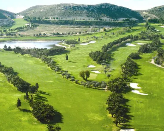 7 Übernachtungen mit Frühstück im El Plantio Golf Resort, 3 Greenfees pro Person (El Plantio, Alenda Golf und Font del Llop) und eine Tour zur Entdeckung von Alicante und zum Essen von Paella.