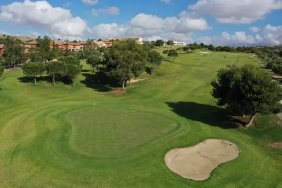 7 Übernachtungen mit Frühstück im El Plantio Golf Resort, 3 Greenfees pro Person (El Plantio, Alenda Golf und Font del Llop) und eine Tour zur Entdeckung von Alicante und zum Essen von Paella.