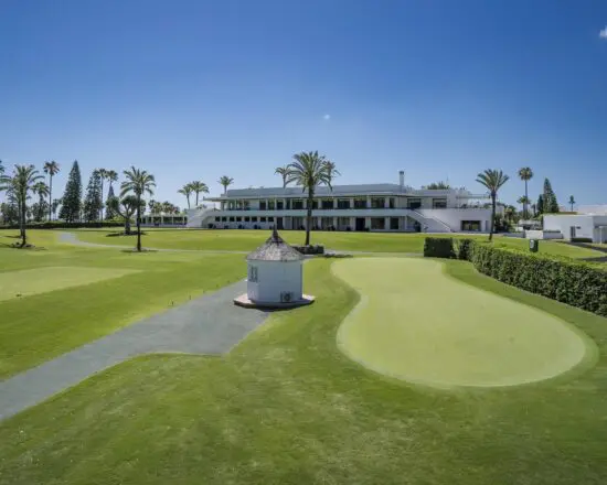 5 Übernachtungen mit Frühstück im Hotel Encinar de Sotogrande inklusive 2 Greenfees pro Person (Real Club de Golf de Sotogrande und Golf La Reserva Club Sotogrande).