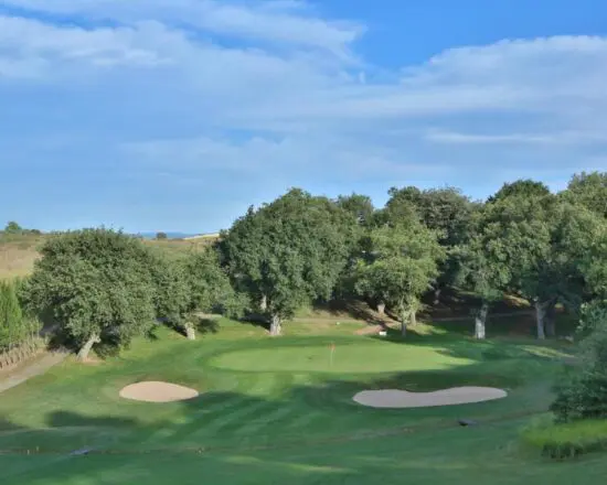 5 Übernachtungen mit Frühstück im Palacio Tondon inklusive 2 Greenfees pro Person (Rioja Alta Golf Club und Izki Golf).