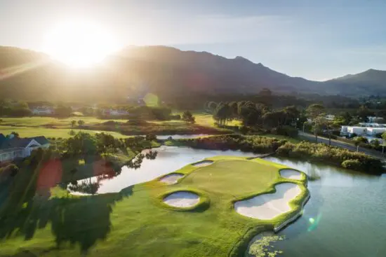 7 Übernachtungen mit Frühstück im Victoria and Alfred Hotel inkl. 3 Greenfees pro Person (2x Steenberg Golf Club und 1x De Zalze Golf Club)