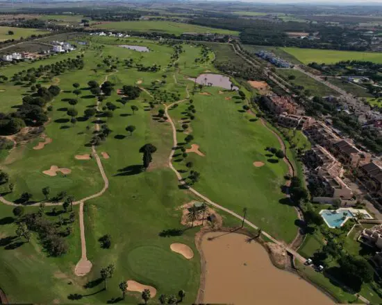 7 Übernachtungen mit Frühstück im Cadiz Bahia Hotel inklusive 3 Greenfees pro Person (2x Villanueva Golf & Croquet und 1x La Estancia Golf Club)