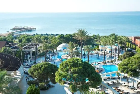 10 notti all inclusive al Limak Atlantis De Luxe Hotel & Resort e 5 green fee a persona (Cornelia Golf Club, Gloria Golf Club, Montgomerie Golf Club, Carya Golf Club e Kaya Palazzo Golf Club).