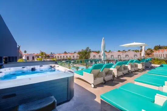 14 notti con prima colazione all'Hotel LIVVO Los Calderones, inclusi 7 green fee a persona (2x Maspalomas Golf, 2x Lopesan Meloneras Golf, 2x Salobre Golf e 1x Anfi Tauro Golf).