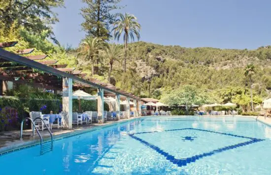 3 nights at Hotel Es Moli and 1 green fee per person (Son Termes Golf Club)