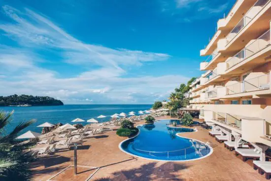 3 nights at Iberostar Jardin del Sol Suites and 1 green fee per person (Santa Ponsa Golf Club 1)