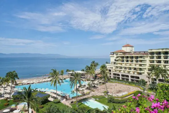 3 notti con prima colazione al Marriott Puerto Vallarta Resort & Spa, incluso un green fee a persona (Vista Vallarta Club de Golf).