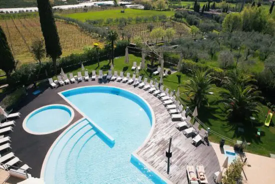 3 notti con prima colazione inclusa presso l'Hotel Villa Luisa Resort 6 Spa con 1 Green Fee a persona (Gardagolf Country Club)