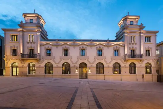 5 notti con prima colazione all'Áurea Palacio de Correos, inclusi 2 green fee a persona (Sojuela Golf Club e El Campo de Logroño).