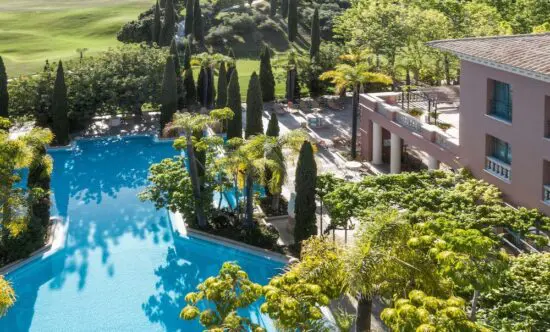 5 notti con prima colazione all'Anantara Villa Padierna Palace, inclusi 2 green fee a persona (campo da golf Flamingos e campo da golf Tramores)