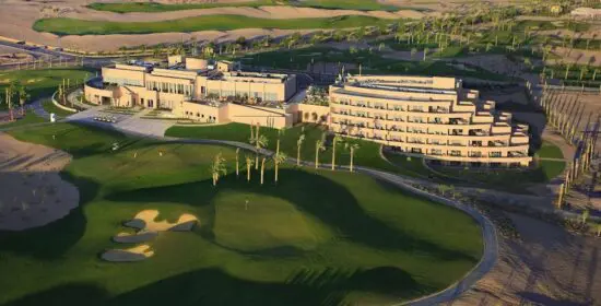 5 notti in mezza pensione presso lo Steigenberger Makadi, inclusi 2 green fee a persona (Madinat Makadi Championship Course e The Cascades Golf & Country Club)