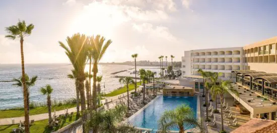 7 noches con desayuno en el Alexander the Great Beach Hotel y 3 green fees por persona (GC Elea, Secret Valley y Minthis)