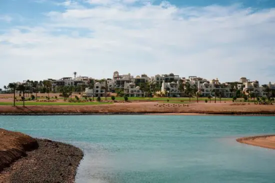 7 noches con desayuno en Ancient Sands Golf Resort and Residences y 3 green fees por persona (GC El Gouna)