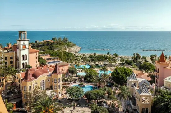 7 notti con prima colazione a Bahia del Duque, inclusi 3 green fee a persona (Golf Costa Adeje, Golf Las Américas e Golf del Sur)