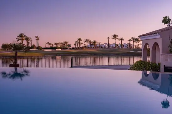 7 Übernachtungen mit Frühstück im DoubleTree by Hilton La Torre Golf & Spa Resort inklusive 3 Greenfees (GNK Golf: La Torre Golf, Hacienda Riquelme Golf und El Valle Golf).