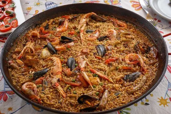 7 nights with breakfast at El Plantio Golf Resort, 3 green fees per person (El Plantio, Alenda Golf and Font del Llop) and a tour to discover Alicante and eat paella.