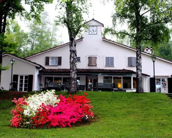 7 notti con prima colazione al Golf Hotel Le Betulle & Castello La Rocchetta, tre green fee a persona (GC Biella Le Betulle, GC Bogogno e GC Cerrione) e una degustazione di olio, vino e formaggi.