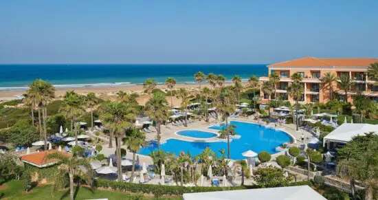 7 Übernachtungen mit Frühstück im Hipotels Barrosa Palace & SPA und 3 Green Fees pro Person (x2 La Estancia, x1 Sancti Petri Hills Golf)