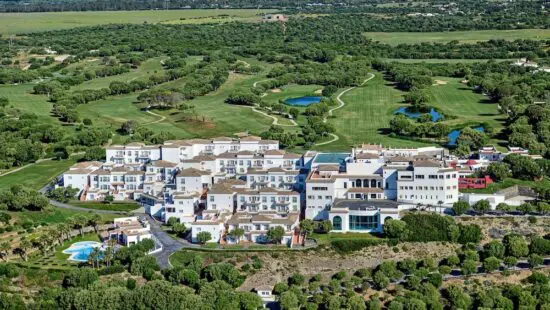 7 nights with half board at Hotel Fairplay Golf & Spa Resort and 3 Green Fee (Fairplay Golf Club, La Estancia Golf Club and Sancti Petri Hills Golf)