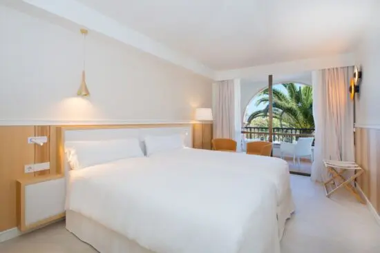 7 nights with breakfast at Iberostar Selection Anthelia including 3 green fees per person (Golf Costa Adeje, Golf Las Américas and Golf del Sur).