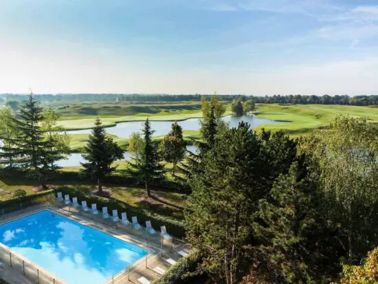 7 Übernachtungen mit Frühstück im Novotel Saint-Quentin in Yvelines inklusive 3 Greenfees pro Person (Le Golf National - Albatros-Platz, Golf des Yvelines und Golf d'Ormesson).