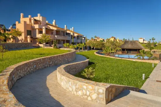 7 nights with breakfast at Ona Hacienda del Alamo Apartments including 3 Green fees per person (2x Altaona Golf & Country Village and 1x Hacienda del Alamo Golf Resort)