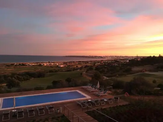 7 Übernachtungen mit Frühstück im Palmares Beach House Hotel inklusive 3 Greenfees pro Person (Palmares Golf, Amendoeira Faldo Course/ O'Connor Jr. Course)