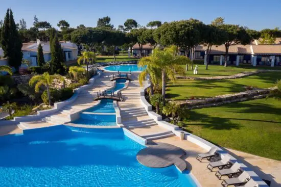 7 notti con prima colazione all'hotel Pestana Vila Sol Golf & Resort, inclusi 3 green fee a persona (2 campi da golf Vila Sol e 1 campo da golf Salgados).