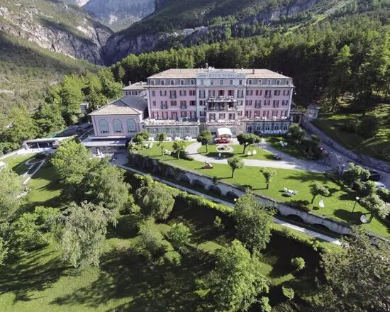 7 nights with breakfast at QC Terme Grand Hotel Bagni Nuovi and 3 Green Fees per person (Golf Club Bormio)