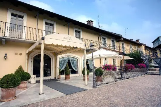 9 notti al Relais Cascina di Corte e 5 green fee a persona (Golf Club Royal Park I Roveri, Biella, Le Fronde, Cavaglia e Torino La Mandria)