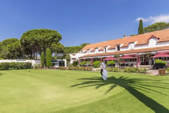 7 Übernachtungen mit Frühstück im Golf Hôtel de Valescure & Spa NUXE und 3 Greenfees pro Person (Golf et Tennis Club de Valescure, Golf Opio Valbonne und Chateau de Taulane).