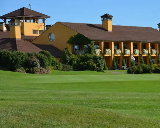 3 Nuits au Golf Hotel Castelconturbia avec petit déjeuner et 1 green-fees par personne (GC Castelconturbia) Plus 1 dîner dans un restaurant de notre programme culinaire.