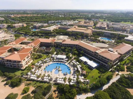 3 Übernachtungen mit Frühstück im Hipotels Barrosa Palace & SPA und 1Green Fee pro Person (La Estancia)