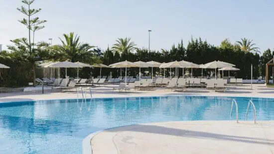 5 Nächte all inclusive im Hotel Aluasoul Alcudia Bay mit 2 GF (GC Alcanada und Pula Golf) und Leihwagen