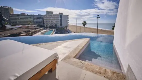 5 nuits avec petit-déjeuner à l'hôtel Cadiz Bahia, y compris 2 green fees par personne (Villanueva Golf & Croquet et La Estancia Golf Club).