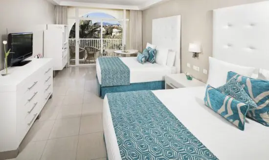 5 nuits avec petit-déjeuner au Melia Marbella Banus comprenant 2 green fees par personne (Marbella Golf Country Club et El Paraíso Golf Club).