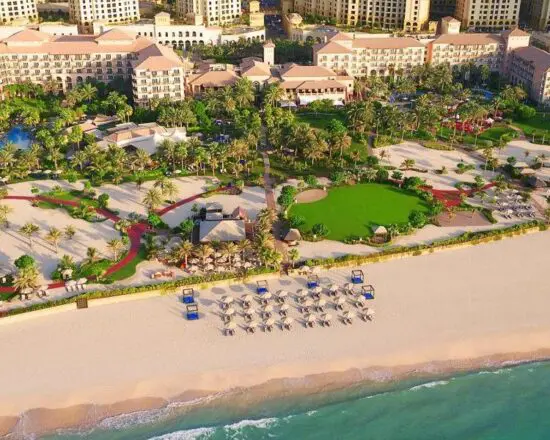 6 nuits avec petit-déjeuner au Ritz-Carlton, Dubaï, y compris 3 Green Fees par personne à l'Arabian Ranches Golf Club, au Dubai Hills Golf Club et au Montgomerie Dubai Golf Club