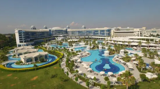 7 Übernachtungen im Sueno Hotels Deluxe Belek alles inklusive mit 3 Greenfees pro Person im Sueno Golf Club