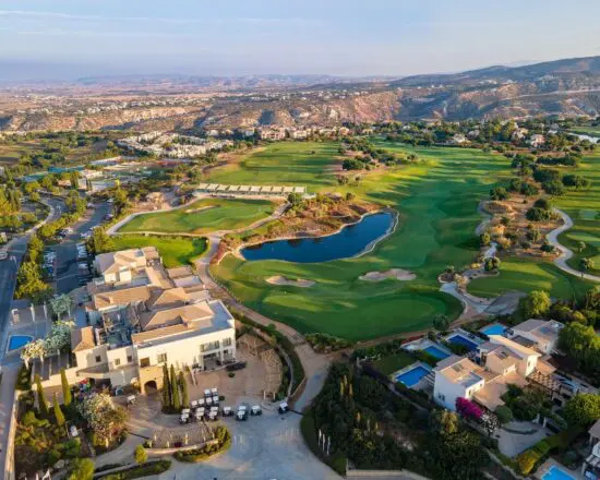 7 nuits avec petit-déjeuner aux hôtels Amavi MadeforTwo, y compris 3 Green Fees par personne (PGA National Aphrodite Hills & Elea Golf Club)